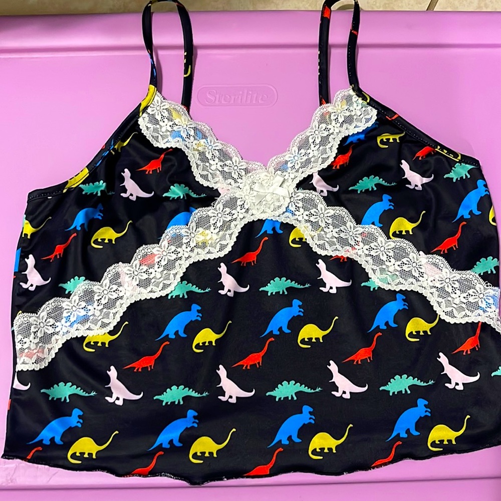 Has no tag but it is a size large. brand new never been worn